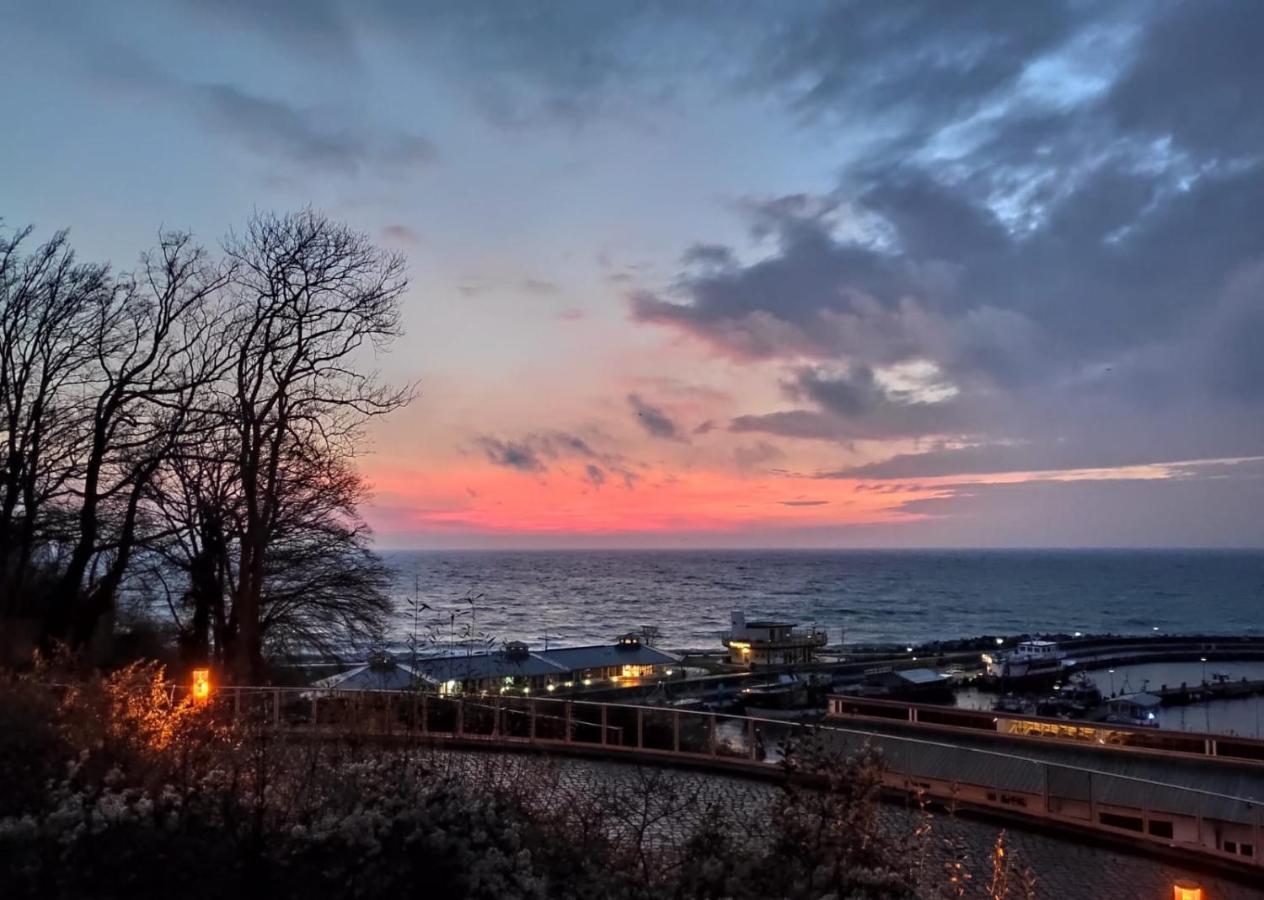 Seelotsenstation Sassnitz Mit Hafenblick By Unsere Urlaubszeit Extérieur photo